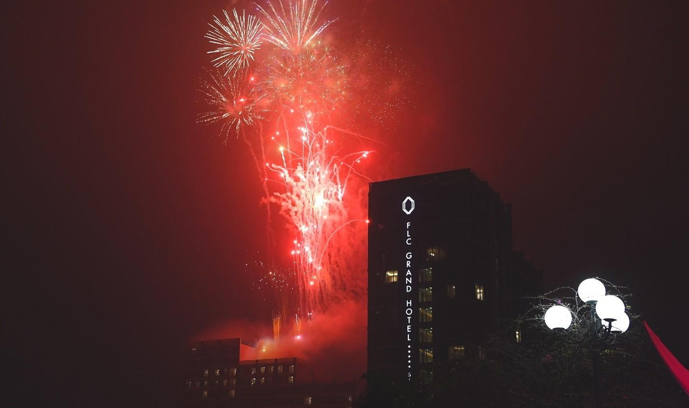 Màn trình diễn pháo hoa kéo dài 15 phút mang đến những trải nghiệm khó quên cho hàng vạn du khách tại Sầm Sơn Màn trình diễn pháo hoa kéo dài 15 phút mang đến những trải nghiệm khó quên cho hàng vạn du khách tại Sầm Sơn