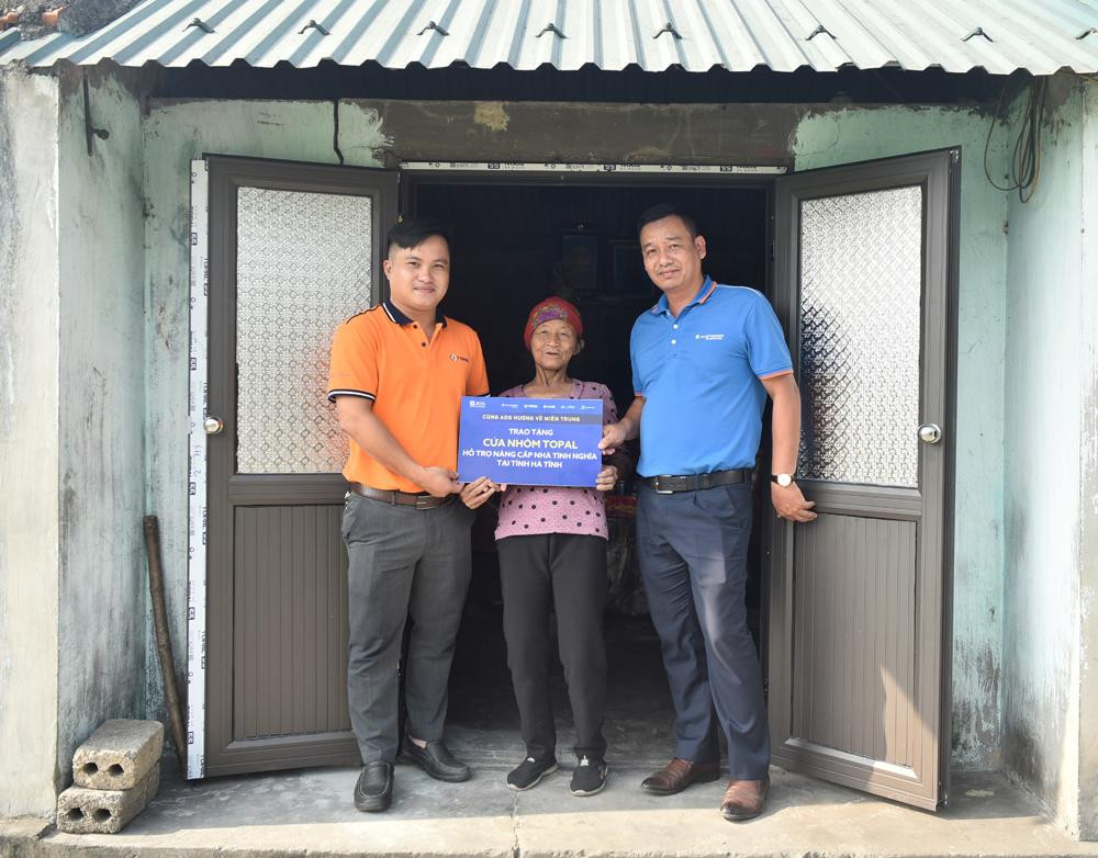 Tập đoàn Austdoor trao tặng 10 bộ cửa nhôm Topal cho các hộ dân tại xã Thịnh Lộc và xã Kỳ Ninh