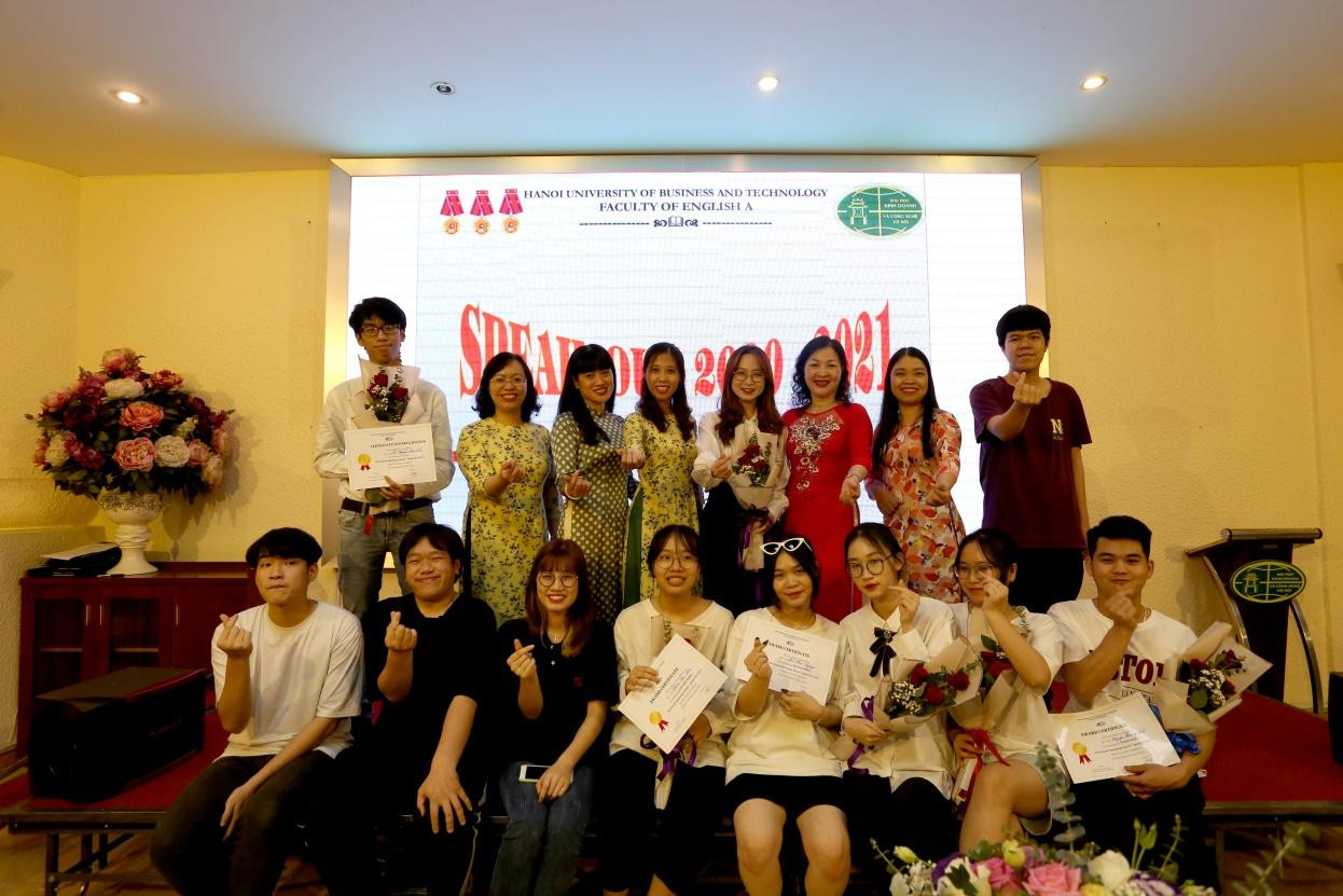 Các em sinh viên chụp ảnh lưu niệm cùng các thầy cô