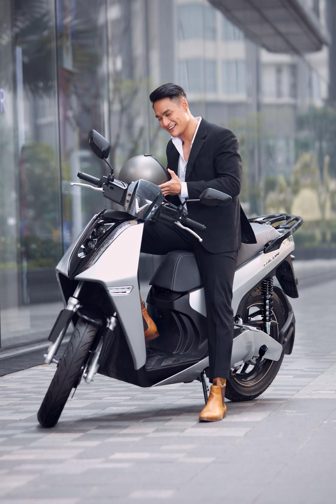 Điều ấy còn thể hiện rõ qua màu sắc. VinFast Theon có 3 tùy chọn màu sơn, gồm đỏ mận, xám và đen. Cả 3 màu trên đều có tông trầm ấm, trái ngược với sự bóng bẩy của mẫu xe Feliz.