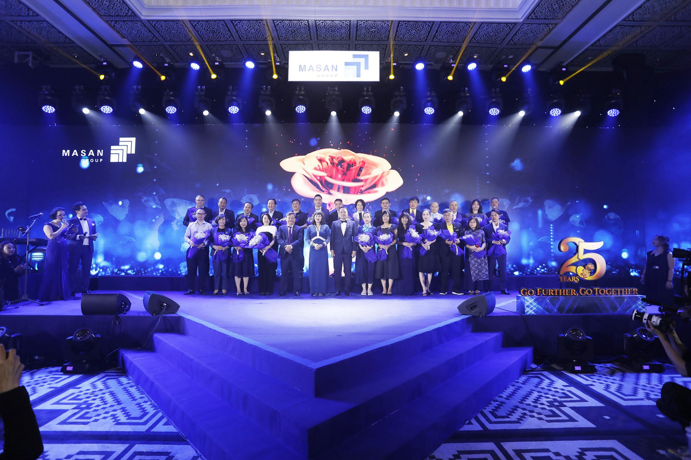 Ông Nguyễn Đăng Quang, Bà Nguyễn Hoàng Yến và Ông Hồ Hùng Anh đại diện Tập đoàn Masan vinh danh 25 cá nhân có những đóng góp xuất sắc cho sự phát triển của Tập đoàn trong hành trình 25 năm