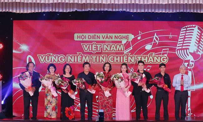 TS Trương Quang Mùi -Chủ tịch Hội đồng Quản trị STU tặng hoa cho các thành viên Ban giám khảo tại Hội diễn