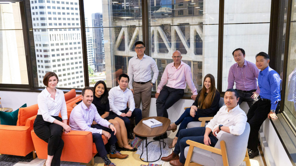 Ông Dimitry Trần (thứ tư từ trái sang) cho biết “siêng năng” là chìa khóa để du học thành công.