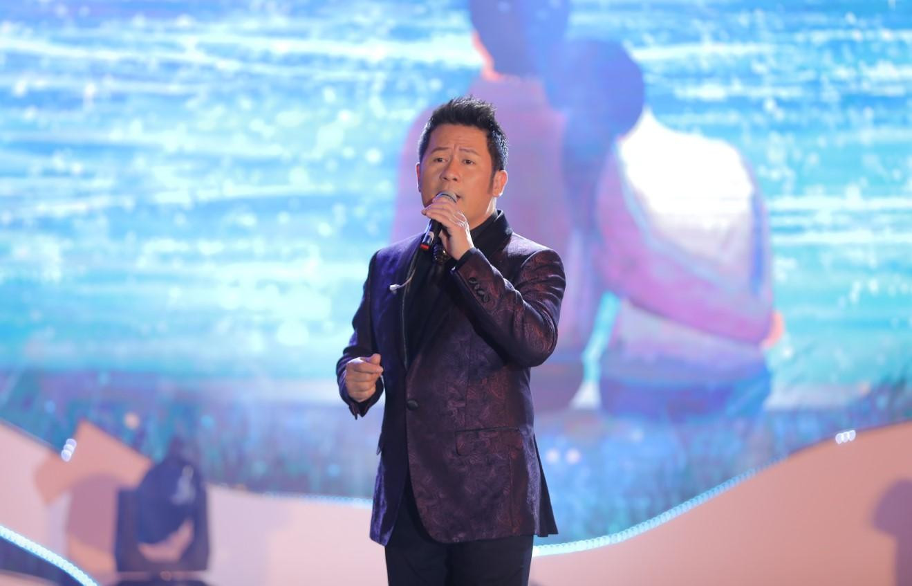 “Chào sân” một cách không thể ấn tượng hơn, nam danh ca Bằng Kiều xuất hiện với vẻ ngoài lịch lãm và trình diễn một trong những nhạc phẩm nổi tiếng nhất gắn liền với tên tuổi của anh – bài hát “Trái tim bên lề”. Xúc động khi được dịp trở lại xứ Thanh và đứng trên sân khấu lãng mạn của FLC Sầm Sơn để phục vụ du khách sau một thời gian dài giãn cách vì dịch bệnh, Bằng Kiều dí dỏm chia sẻ vì bản thân may mắn trải qua vài mối tình nên sẽ kể “Chuyện tình yêu” rất hay.