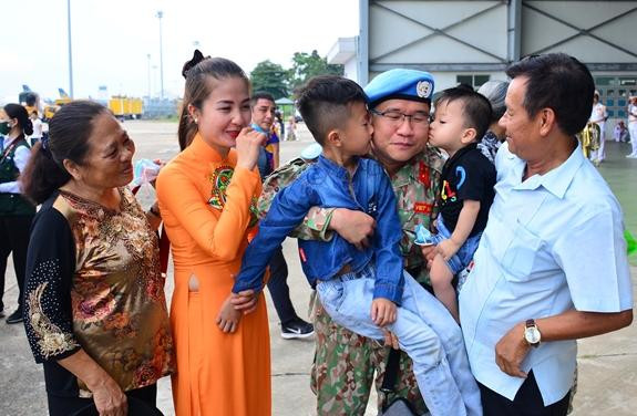 Cán bộ, nhân viên BVDC 2.3 chia sẻ niềm vui, hạnh phúc với gia đình trước khi lên đường.