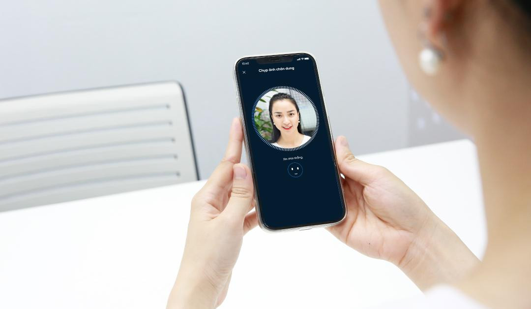 Người dùng trải nghiệm eKYC trên ứng dụng VietinBank iPay Mobile. Người dùng trải nghiệm eKYC trên ứng dụng VietinBank iPay Mobile.