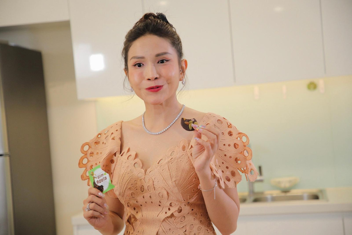 Bí quyết giữ dáng của Khả Như là kẹo hỗ trợ giảm cân Slim Adela