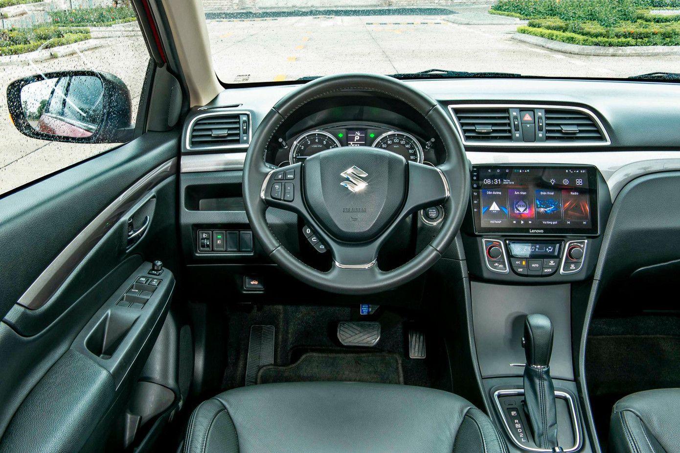 Không chỉ sở hữu khoang nội thất rộng rãi, Ciaz còn ghi điểm với nhiều tiện ích thông minh và chi phí sử dụng cực kỳ tiết kiệm.