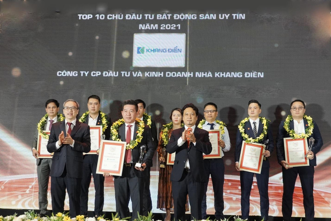Đại diện Khang Điền nhận giải Top 10 Chủ đầu tư uy tín 2021