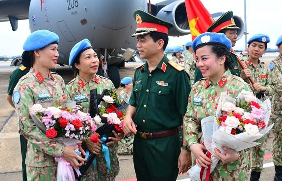 Thiếu tướng Hoàng Kim Phụng, Cục trưởng Cục GGHB Việt Nam động viên nữ quân nhân BVDC 2.3.