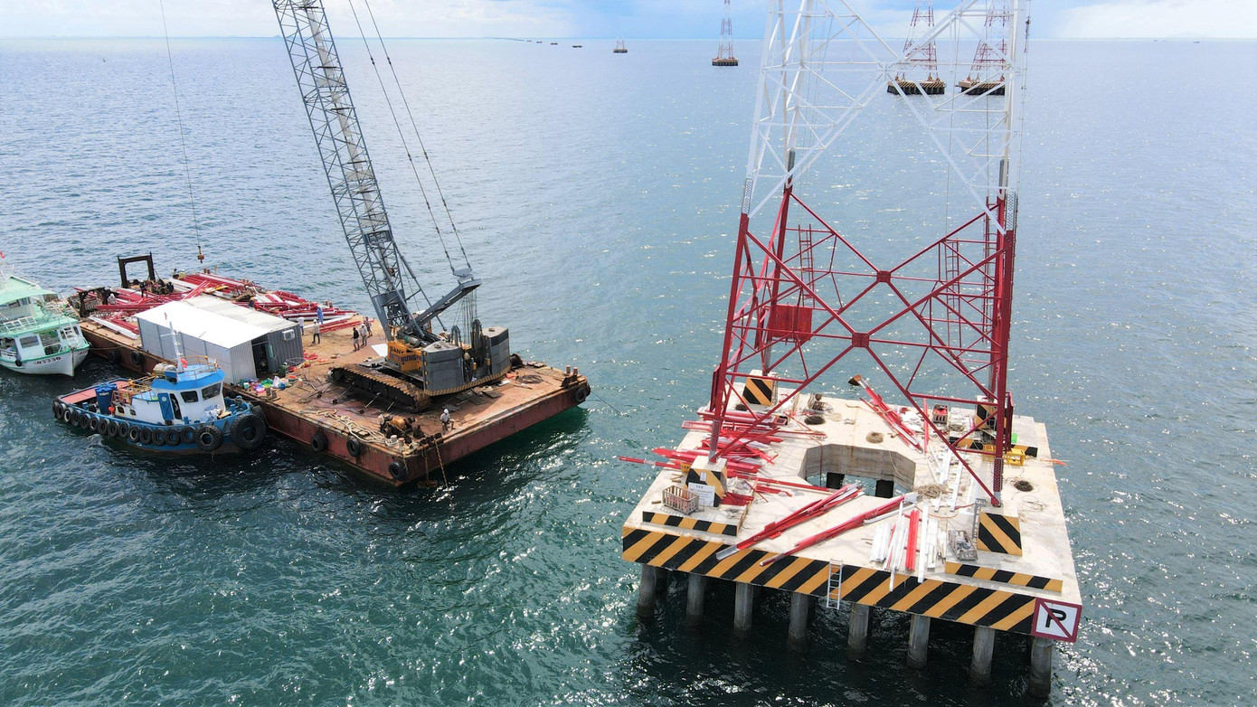 Thi công dự trụ trên phía bờ xã Kiên Bình, huyện Kiên Lương