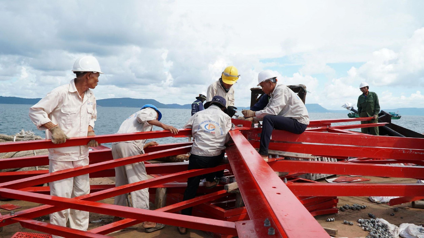 Thi công dựng trụ thép trên biển Phú Quốc