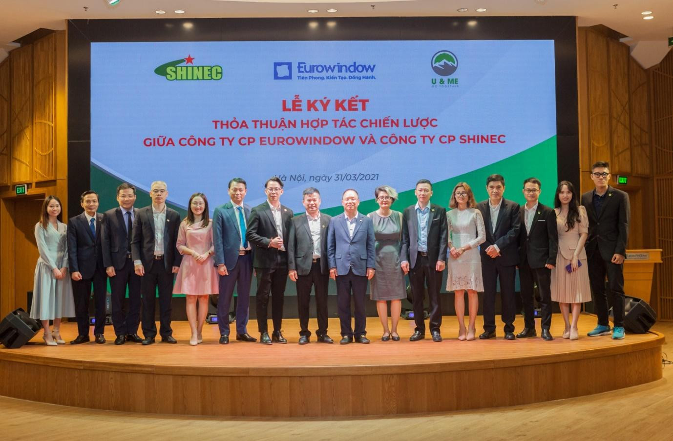 Lễ ký kết đánh dấu mối quan hệ hợp tác bền chặt của Shinec và Eurowindow trên hành trình phát triển công trình xanh tại Việt Nam Lễ ký kết đánh dấu mối quan hệ hợp tác bền chặt của Shinec và Eurowindow trên hành trình phát triển công trình xanh tại Việt Nam