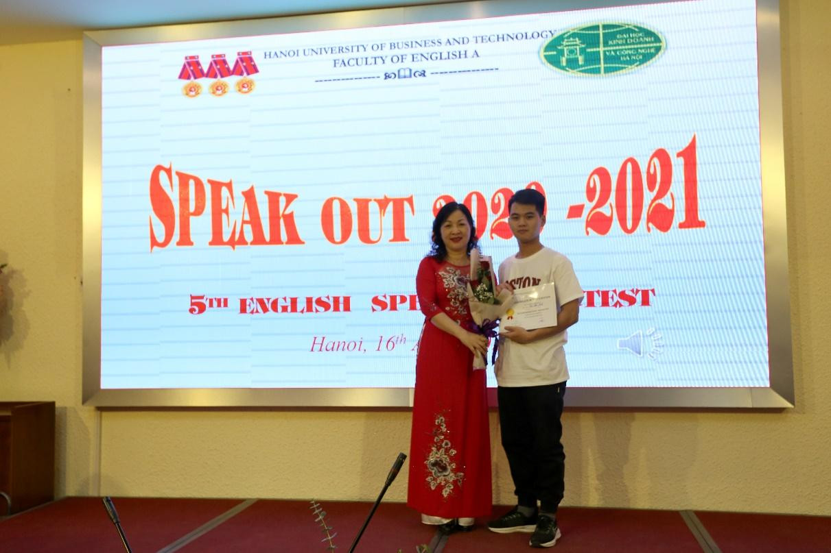 ThS. Dương Cẩm Tú, Chủ nhiệm Khoa tiếng Anh A trao giải khuyến khích cho sinh viên Bùi Đức Anh lớp LK2405