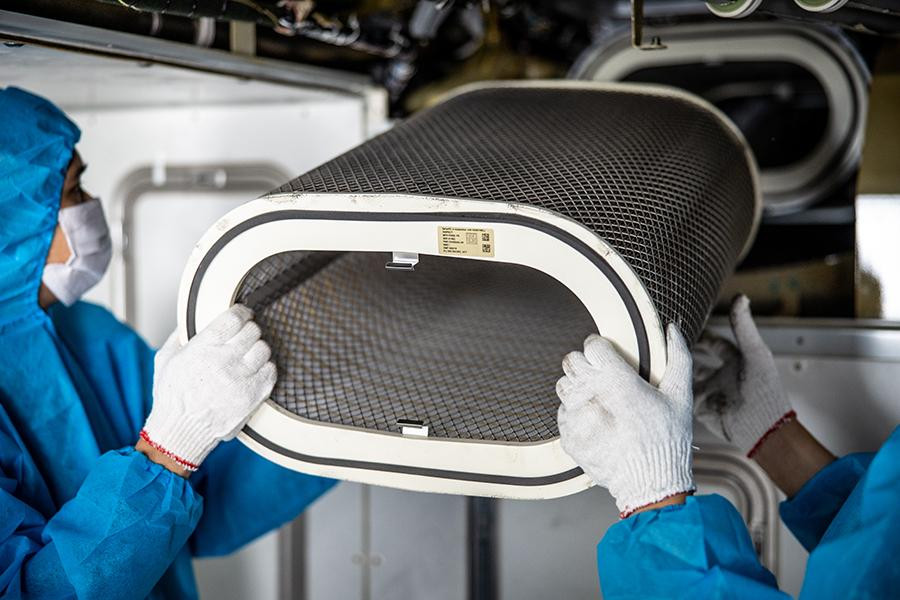 Bộ lọc không khí hiệu suất cao HEPA được trang bị trên máy bay A350 được thợ máy tháo ra thay mới, giúp loại bỏ 99,99% các tạp chất trong khoang khách máy bay.