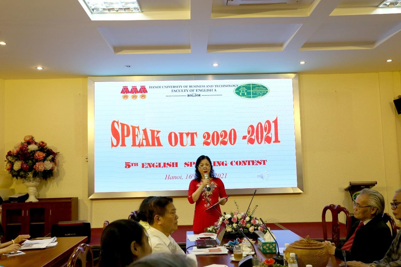 ThS. Dương Cẩm Tú - Chủ nhiệm Khoa tiếng Anh A phát biểu tại cuộc thi