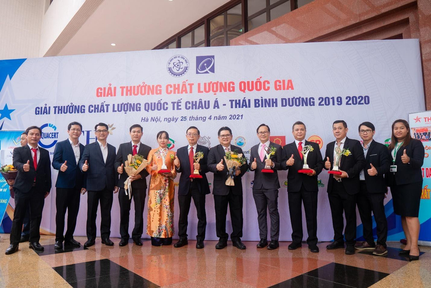 Tổng giám đốc CPV và các chi nhánh đạt giải thưởng VNQA 2019-2020 của C.P. Việt Nam tại gian hàng CPV Tổng giám đốc CPV và các chi nhánh đạt giải thưởng VNQA 2019-2020 của C.P. Việt Nam tại gian hàng CPV