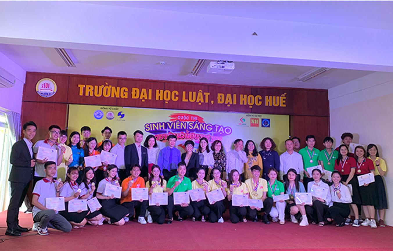 Sinh viên Duy Tân chụp ảnh cùng đại diện Cục Sở hữu Trí tuệ, thầy cô và sinh viên các trường đại học tham gia cuộc thi Sinh viên Duy Tân chụp ảnh cùng đại diện Cục Sở hữu Trí tuệ, thầy cô và sinh viên các trường đại học tham gia cuộc thi