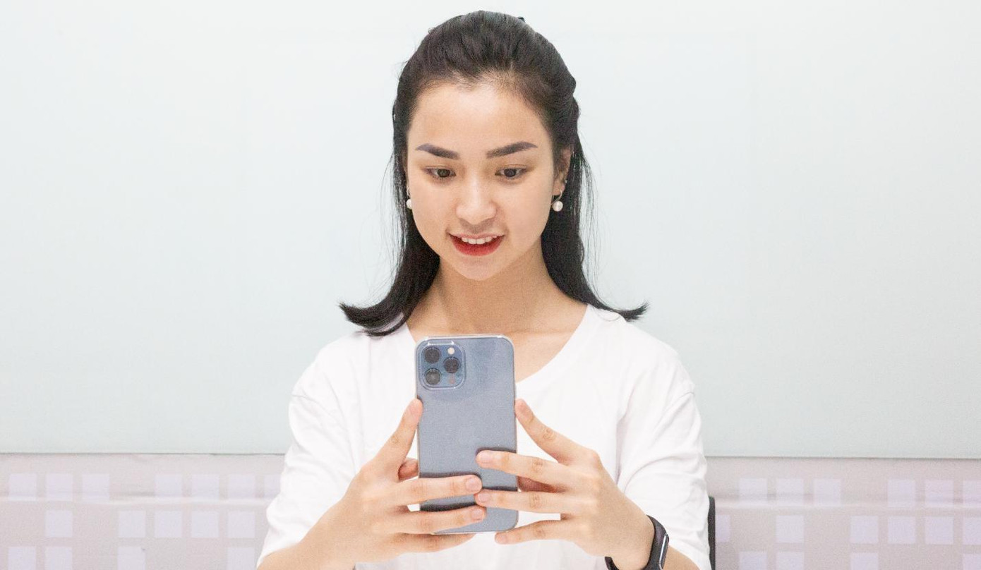 Khách hàng thực hiện xác thực khuôn mặt khi giao dịch Khách hàng thực hiện xác thực khuôn mặt khi giao dịch