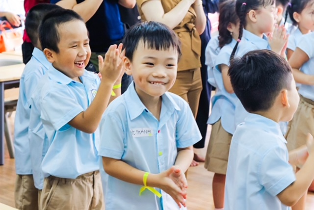 Nụ cười tươi rói của những đứa trẻ đang “Trưởng thành trong Hạnh phúc” tại trường Liên cấpSenTia