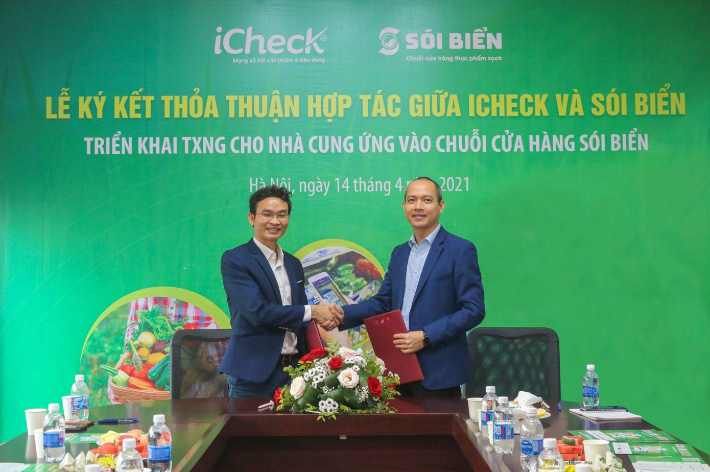 Ông Nguyễn Văn Chính - Phó Tổng Giám đốc công ty cổ phần iCheck (bên trái) và ông Bùi Văn Hậu - Giám đốc điều hành Công ty Cổ phần Sói Biển Trung Thực (bên phải) tại buổi lễ ký kết.
