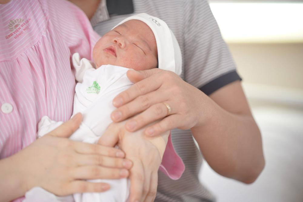 Bé Dâu Tây ngủ say trong vòng tay bố mẹ (Ảnh do NV cung cấp)