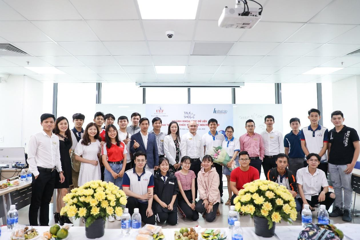 Tại UEF, sinh viên được tạo điều kiện để phát triển năng lực và khả năng sáng tạo Tại UEF, sinh viên được tạo điều kiện để phát triển năng lực và khả năng sáng tạo