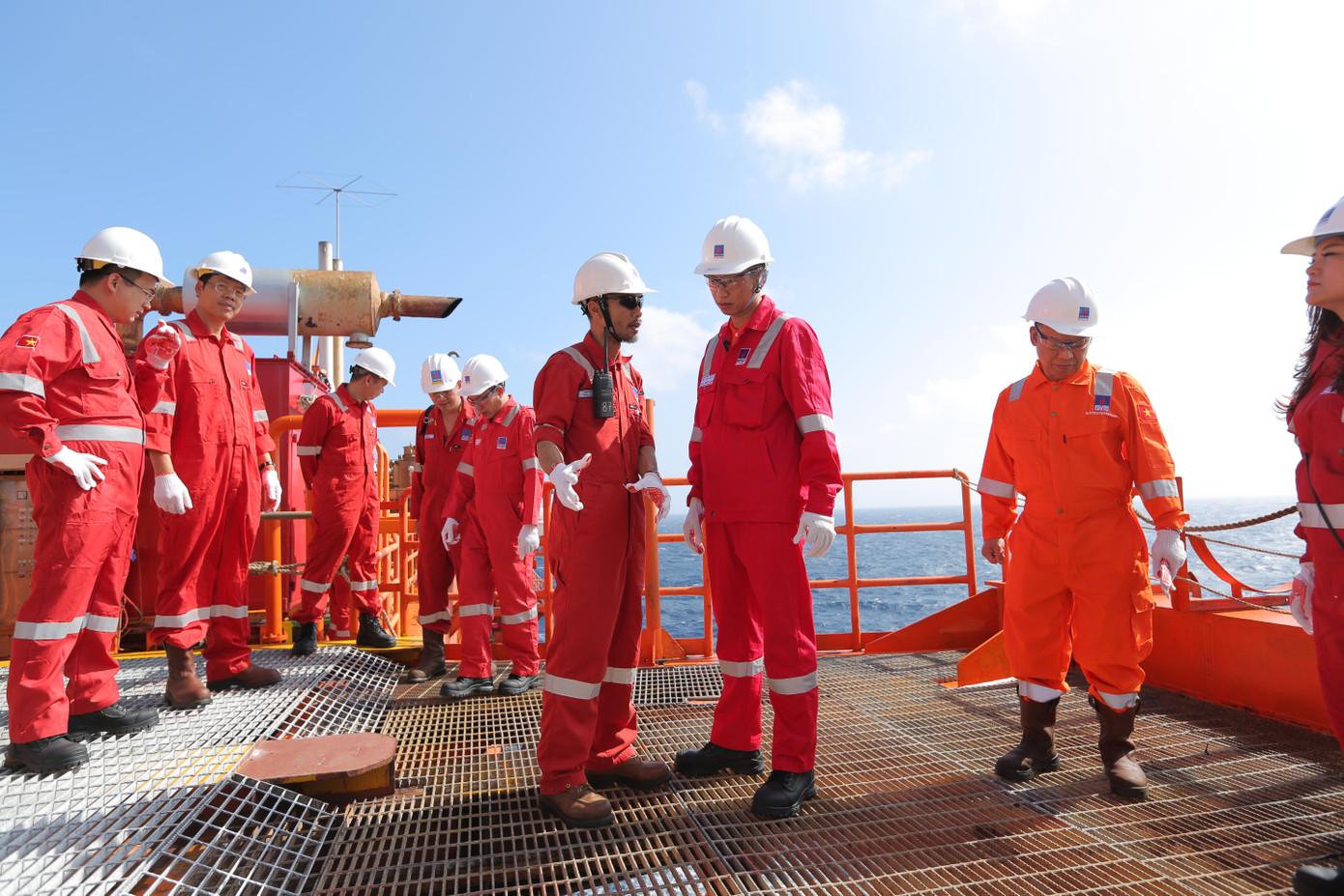 Lãnh đạo PVEP kiểm tra tình hình họa động tại giàn Đại Hùng 01 Lãnh đạo PVEP kiểm tra tình hình họa động tại giàn Đại Hùng 01