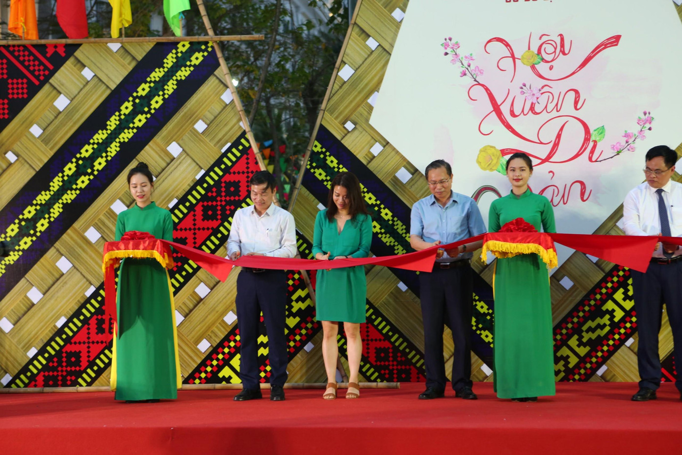 Ông Phạm Ngọc Thủy cùng đại diện Tập đoàn BIM Group và các đơn vị cắt băng khai mạc Hội Xuân Di sản Ông Phạm Ngọc Thủy cùng đại diện Tập đoàn BIM Group và các đơn vị cắt băng khai mạc Hội Xuân Di sản