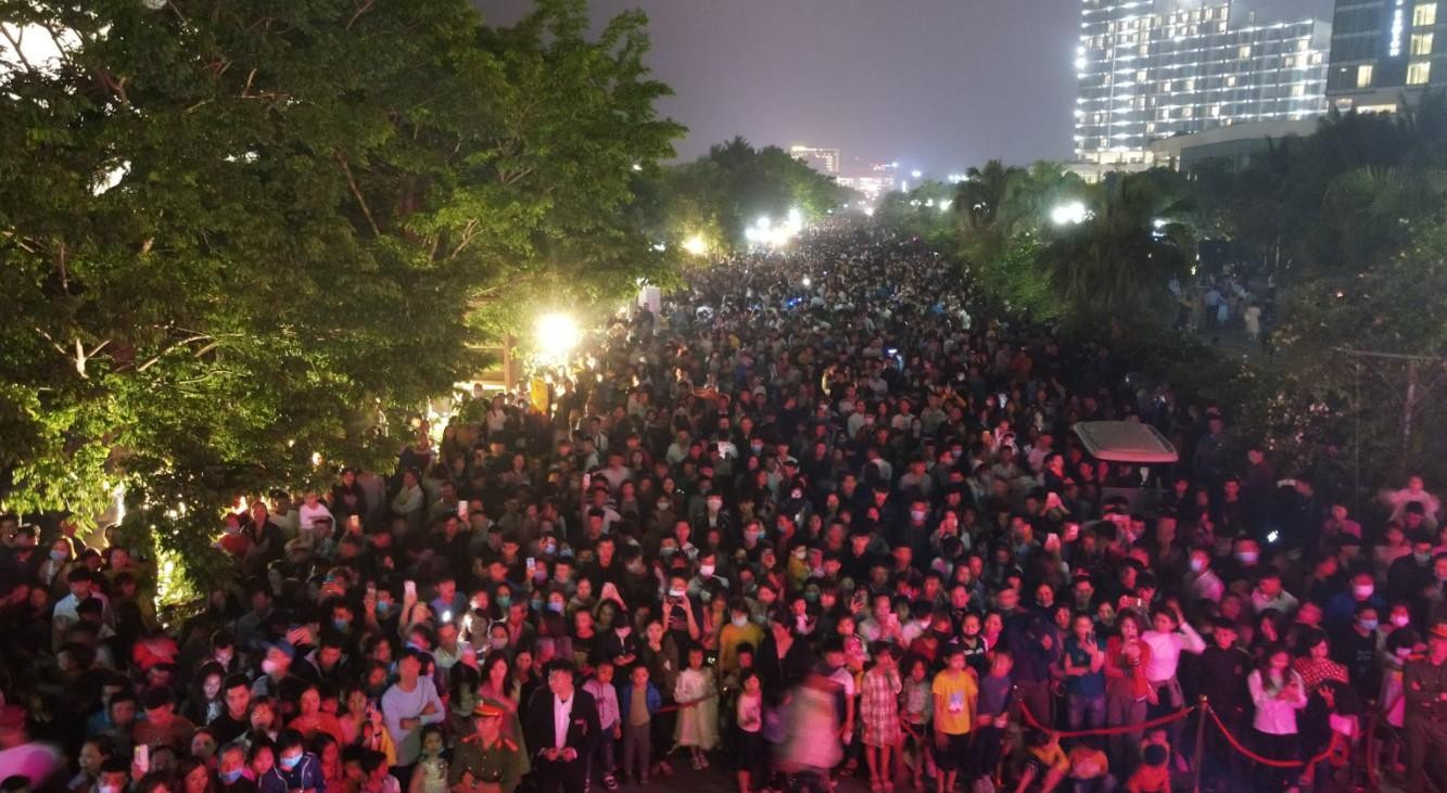 Hàng vạn khán giả dự sự kiện trước giờ khai mạc. Toàn bộ các tuyến đường nội khu của quần thể FLC Sầm Sơn không còn chỗ trống Hàng vạn khán giả dự sự kiện trước giờ khai mạc. Toàn bộ các tuyến đường nội khu của quần thể FLC Sầm Sơn không còn chỗ trống