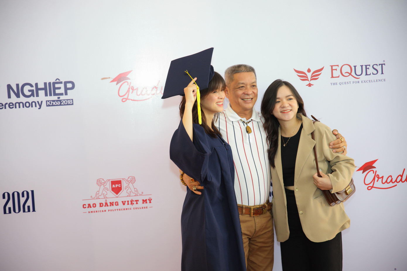 Niềm vui bên gia đình trong ngày Lễ Tốt Nghiệp của các tân cử nhân Niềm vui bên gia đình trong ngày Lễ Tốt Nghiệp của các tân cử nhân