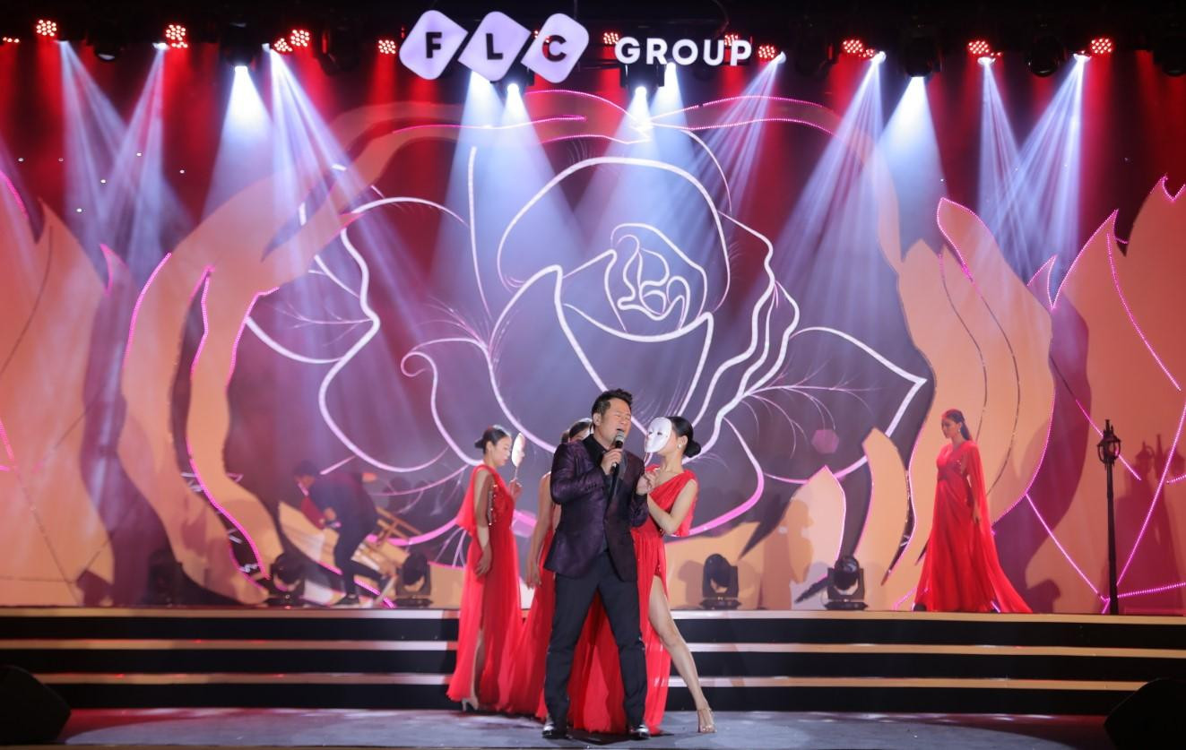 Chiêu đãi khán giả những bản hit đỉnh cao như: “Cơn mưa băng giá” và “Cánh hồng phai”, nam ca sỹ gốc Hà Nội ngẫu hứng hòa nhịp cùng khán giả, lôi cuốn hàng nghìn người cùng say sưa ngân nga những điệu nhạc, lời ca đã ghi dấu ấn sâu đậm trong lòng người nghe qua bao thế hệ.