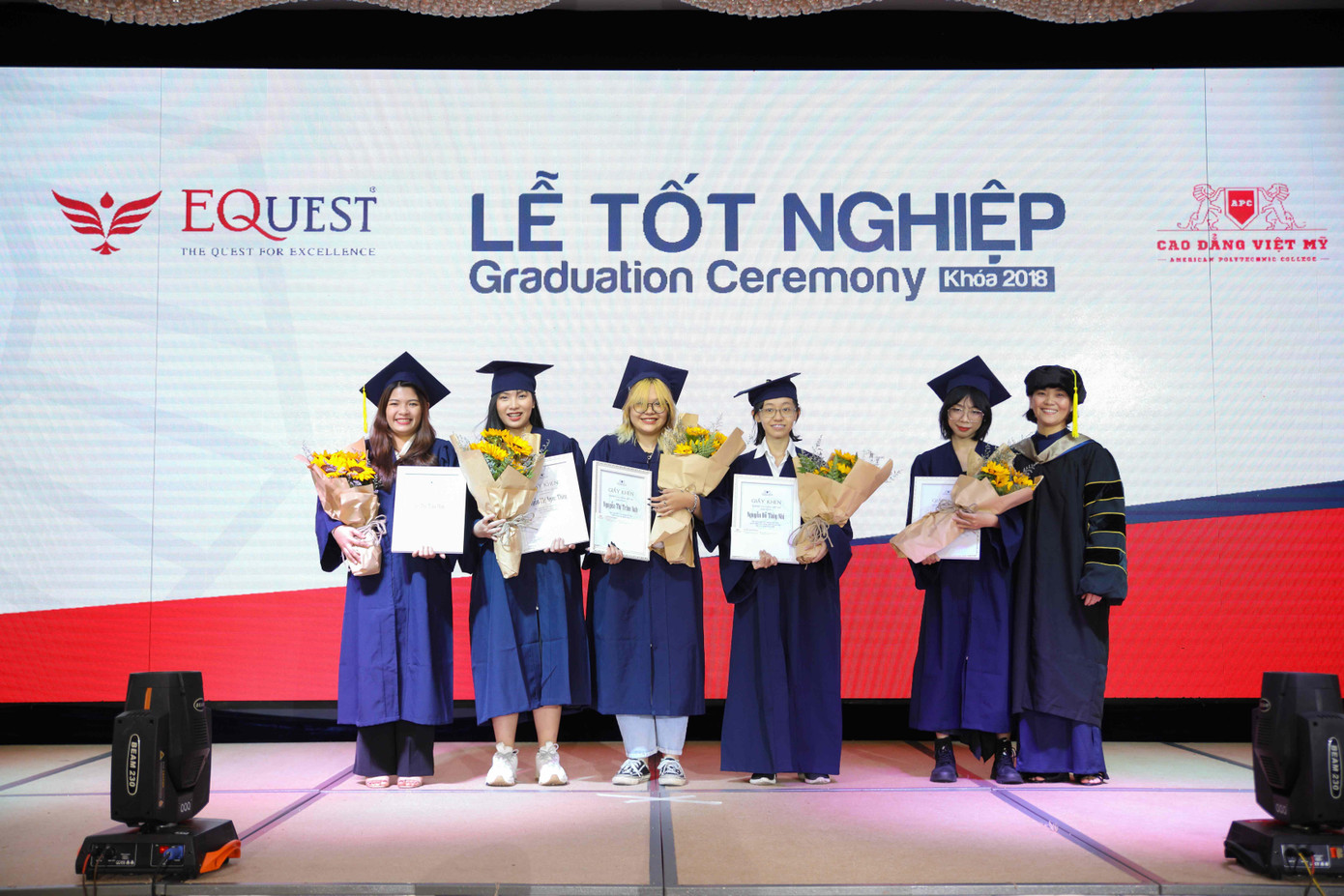 Hiệu trưởng trao tặng phần thưởng cho thủ khoa các chuyên ngành Hiệu trưởng trao tặng phần thưởng cho thủ khoa các chuyên ngành