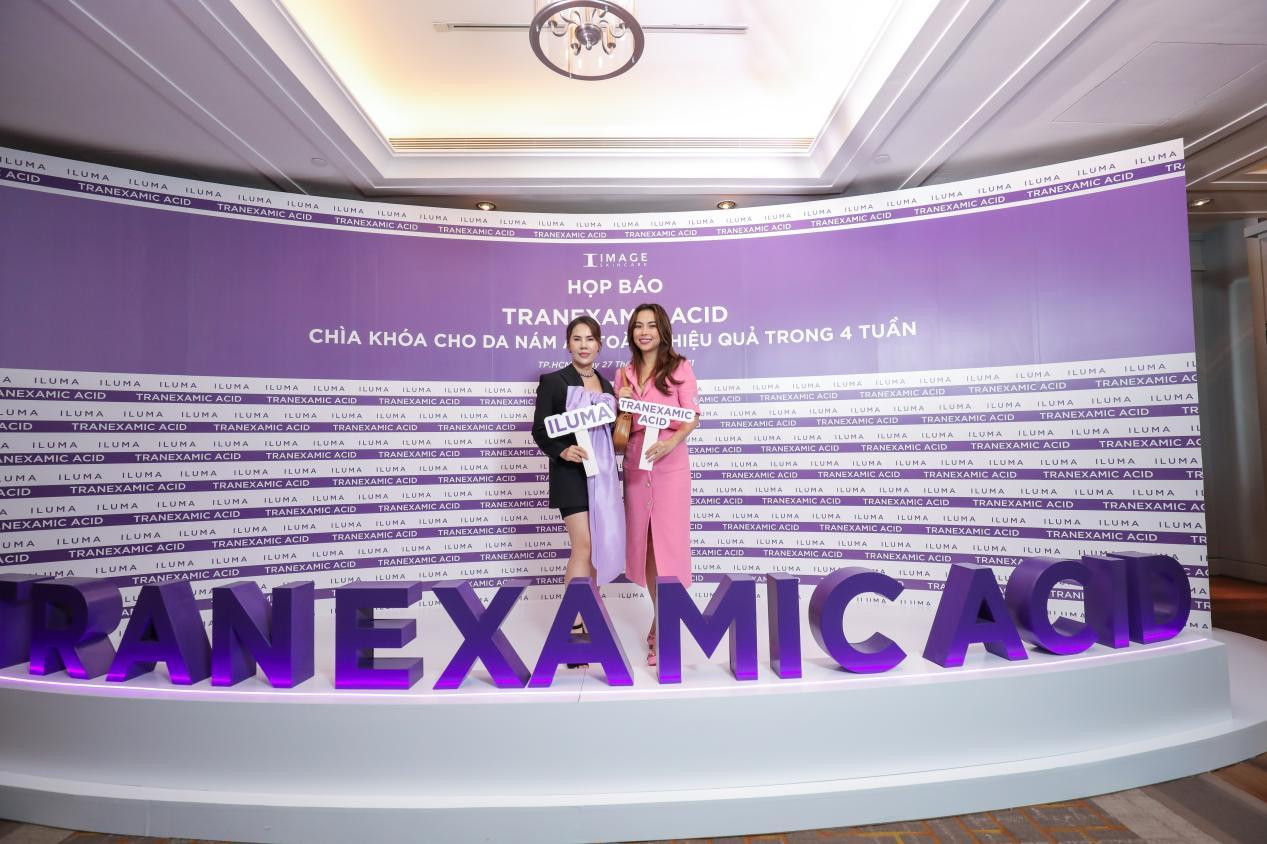 Thạc sĩ, bác sĩ Phạm Thị Bích Na và CEO Thúy Phan