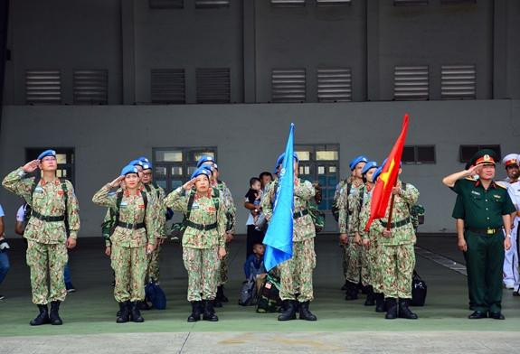 Cán bộ, nhân viên BVDC 2.3 thực hiện nghi thức chào cờ Tổ quốc tại lễ tiễn