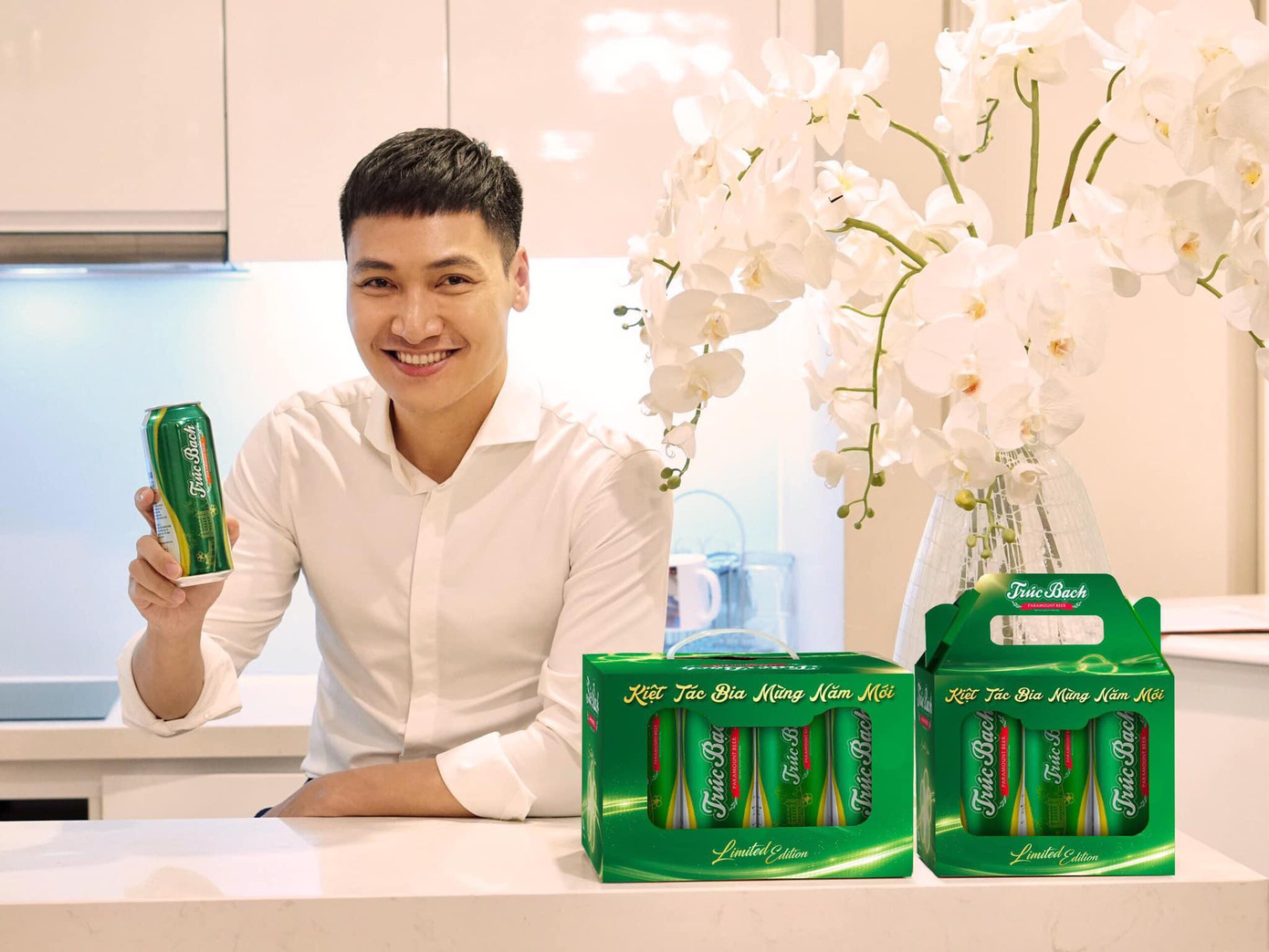 Hồng Đăng gửi tặng Mạnh Trường món quà hợp “gu” và ý nghĩa – Bia Trúc Bạch Tết mừng năm mới