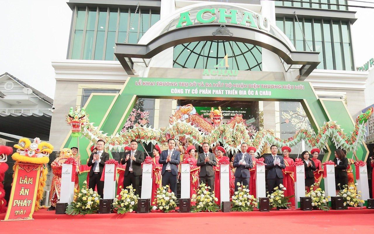 Ban lãnh đạo Địa ốc Á Châu cắt băng khánh thành trụ sở mới tại 493 Phạm Ngọc Thạch, P.Phú Mỹ, TP. Thủ Dầu Một.