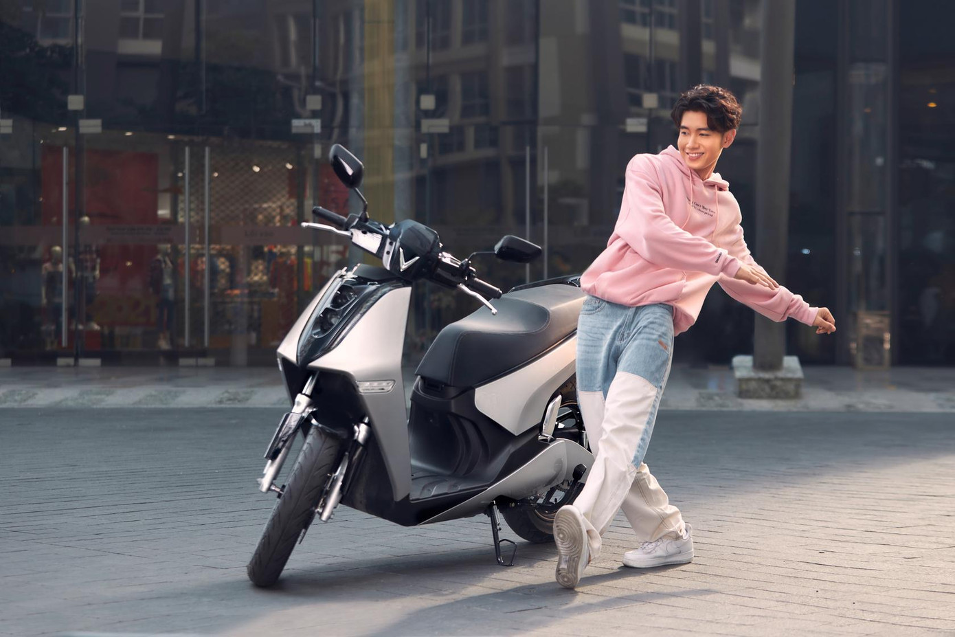 VinFast Theon sở hữu kích thước dài x rộng x cao lần lượt 2.006 x 800 x 1.255 mm, khoảng sáng gầm 160mm và chiều cao yên 780mm. Nhờ vị trí ngồi cao, chiếc xe mang tới tư thế ngồi thẳng lưng, tôn dáng cho người ngồi trước và sau, đồng thời, vị trí ngồi cao cũng giúp tầm nhìn người điều khiển rộng hơn, dễ dàng quan sát phía trước.