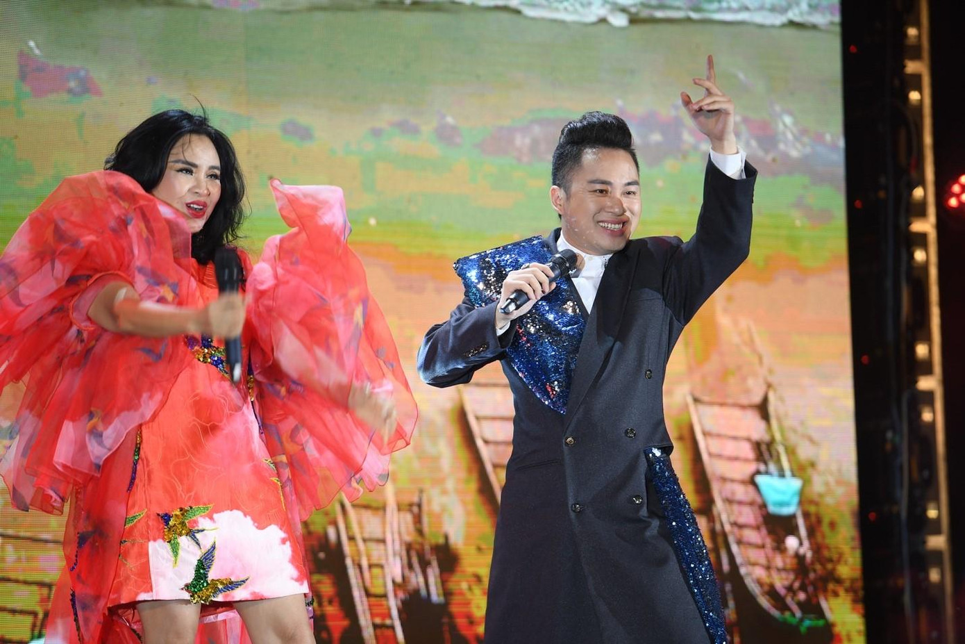 Thanh Lam, Tùng Dương với giọng ca đầy nội lực khuấy động đêm khai mạc lễ hội Thanh Lam, Tùng Dương với giọng ca đầy nội lực khuấy động đêm khai mạc lễ hội