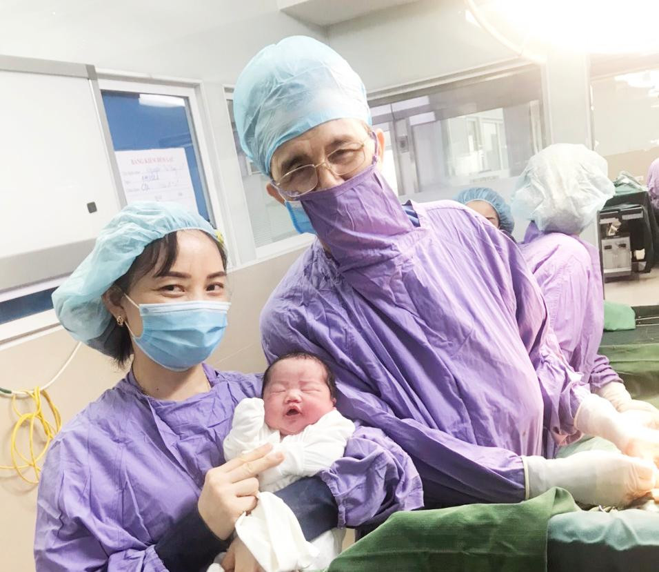 Bác sĩ Quyền (phải) và khoảnh khắc bé Dâu Tây mới chào đời (Ảnh do NV cung cấp)