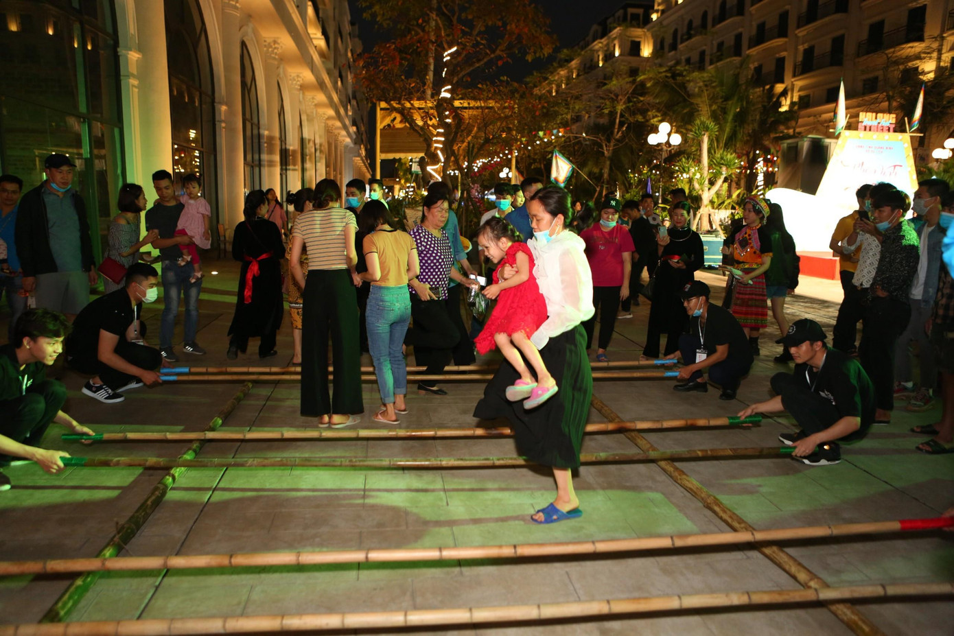 “Hội Xuân Di Sản” là chương trình đầu tiên hội tủ đầy đủ các sắc màu độc đáo của văn hoá dân gian trên địa bàn tỉnh Quảng Ninh “Hội Xuân Di Sản” là chương trình đầu tiên hội tủ đầy đủ các sắc màu độc đáo của văn hoá dân gian trên địa bàn tỉnh Quảng Ninh