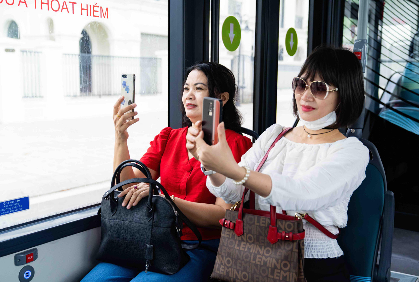 Không còn “cơn ác mộng” mùi xăng dầu và đặc biệt an toàn, buýt điện VinBus “ghi điểm” mạnh với các hành khách nữ