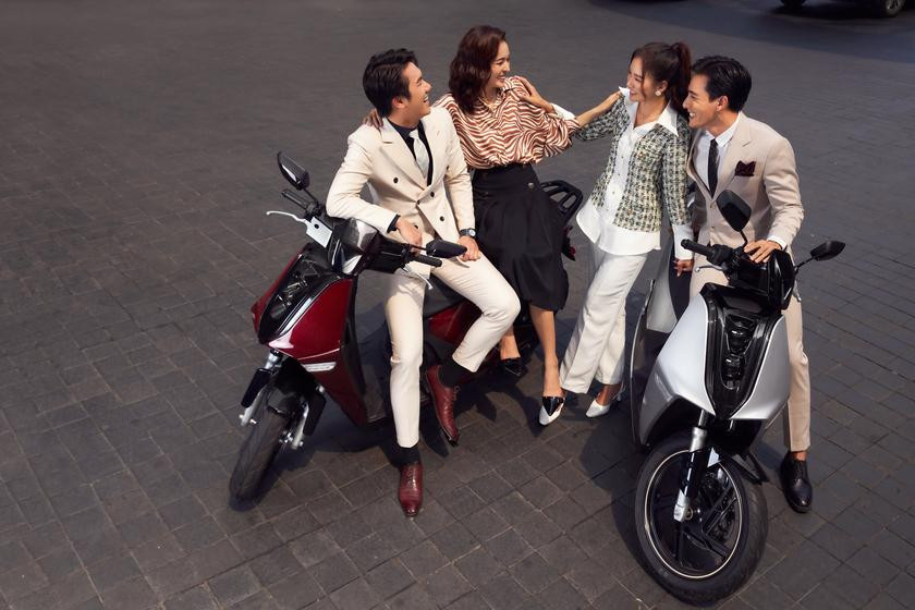 Động cơ có công suất lên đến 7.100 W, có thể đạt được 9.000 W tương đương với 12 mã lực và mô-men xoắn cực đại 22,27 Nm. Sức mạnh này giúp Theon tăng tốc 0-50km chỉ trong 6 giây, tốc độ tối đa 90 km/h. Điểm khác biệt của VinFast Theon nằm ở động cơ đặt giữa, truyền động dây xích, giúp chiếc xe phân bổ trọng lượng trước/sau cân bằng hơn.