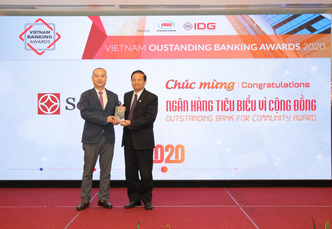 Lãnh đạo SeABank nhận bằng khen Ngân hàng tiêu biểu vì cộng đồng do Hiệp hội Ngân hàng bình chọn.