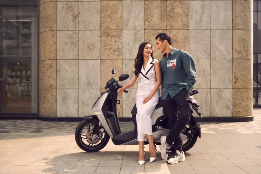 VinFast Theon tiên phong trong lĩnh vực công nghệ thông minh trên xe máy điện. Xe được trang bị tính năng PAAK (Phone As A Key), giúp người lái dễ dàng điều khiển chiếc xe thông qua ứng dụng trên điện thoại. Chìa khóa thông minh (Smartkey) và hệ thống kết nối HMI tích hợp eSIM là những công nghệ cao cấp khó có đủ trên những mẫu xe máy điện khác trên thị trường.