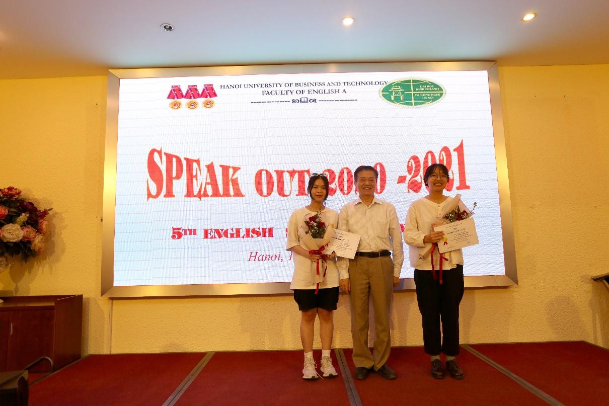 TS. Đặng Văn Đồng – Phó trưởng phòng Phòng Khoa học và Đảm bảo Chất lượng trao giải Nhì cho 2 sinh viên Bùi Thảo Nguyên và Phạm Bảo Châu