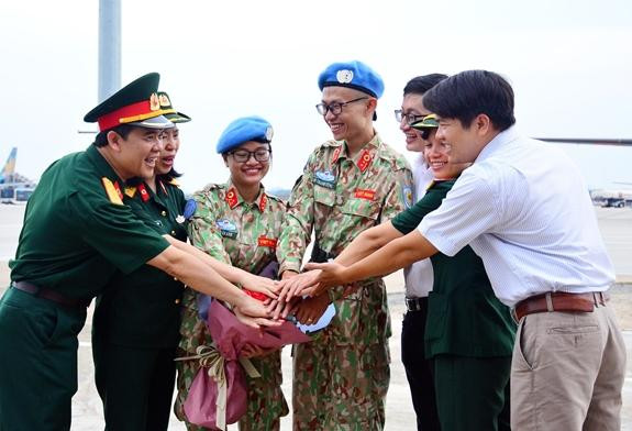 Gia đình, người thân động viên vợ chồng bác sĩ Trung úy Đỗ Thanh Tùng và Thượng úy Tống Vân Anh.