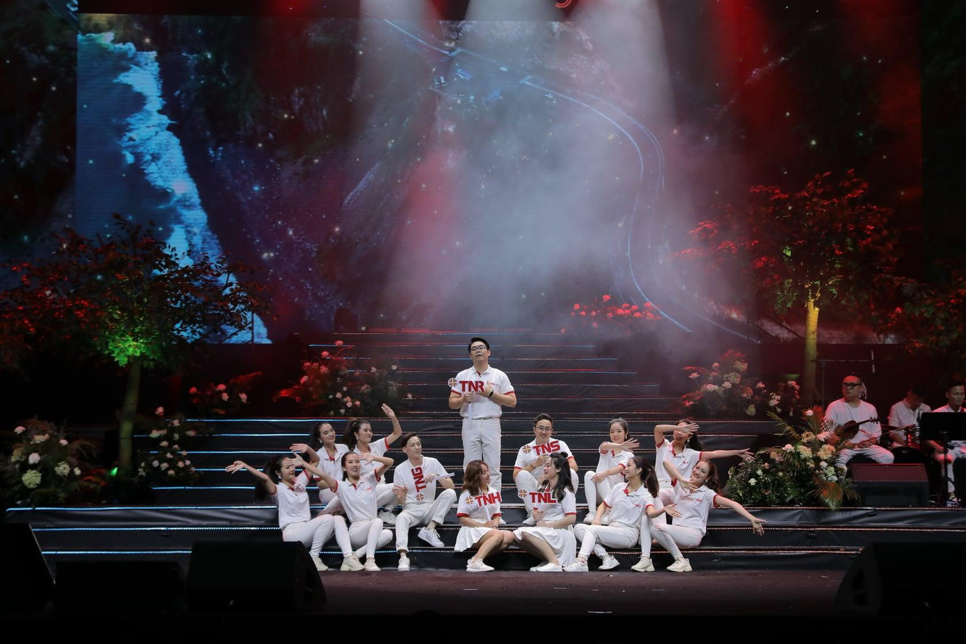Nhiệt huyết và đam mê của thế hệ trẻ TNG Holdings Vietnam qua các tiết mục văn nghệ do chính các CBNV tự sáng tác và dàn dựng.
