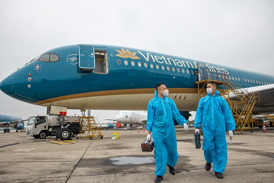 Máy bay chỉ có thể cất cánh khi hai thợ máy hoàn thành nhiệm vụ bảo dưỡn hệ thống điều hoà sau mỗi chuyến bay.