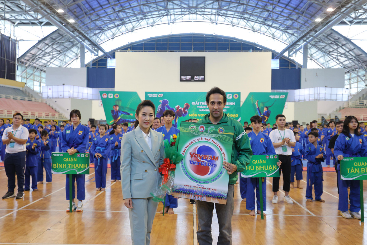 Bà Nguyễn Thị Thanh Thúy, Phó Giám đốc Sở Văn hóa và thể thao TP.HCM trao quà cho Nestlé MILO Bà Nguyễn Thị Thanh Thúy, Phó Giám đốc Sở Văn hóa và thể thao TP.HCM trao quà cho Nestlé MILO